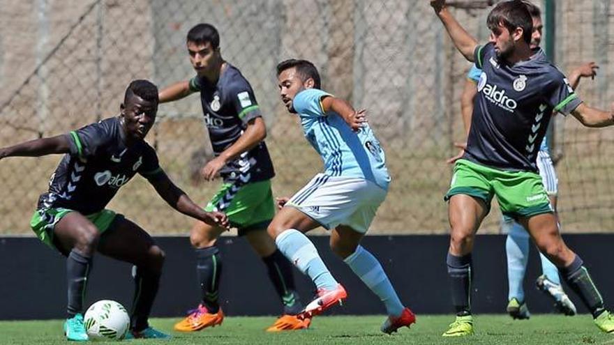 Un jugadore del Celta B rodeado de defensas del Racing. // Marta G. Brea