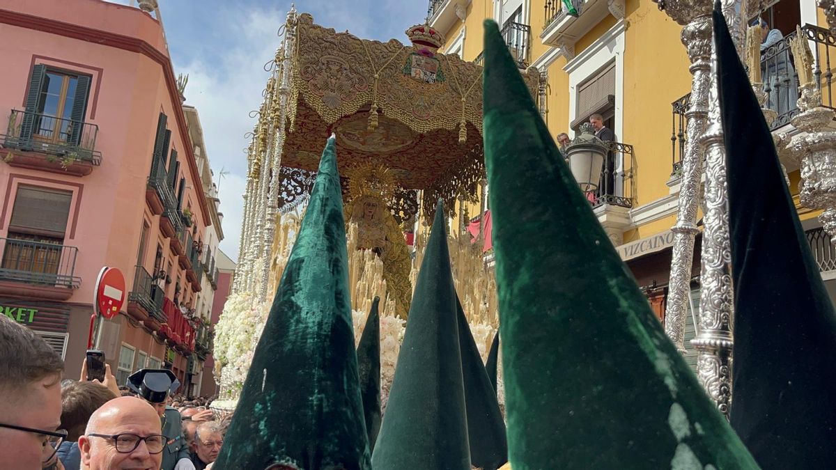La Macarena por la calle Feria.