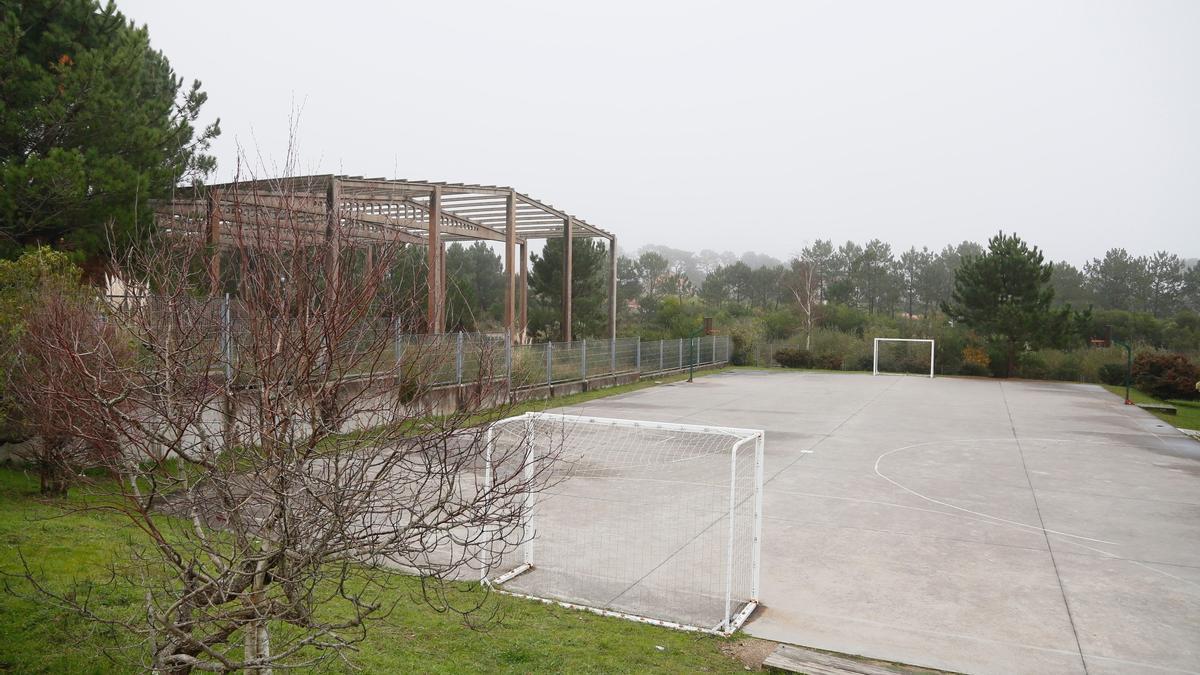 El esqueleto de hormigón se había levantado al lado del recinto del IES As Bizocas.