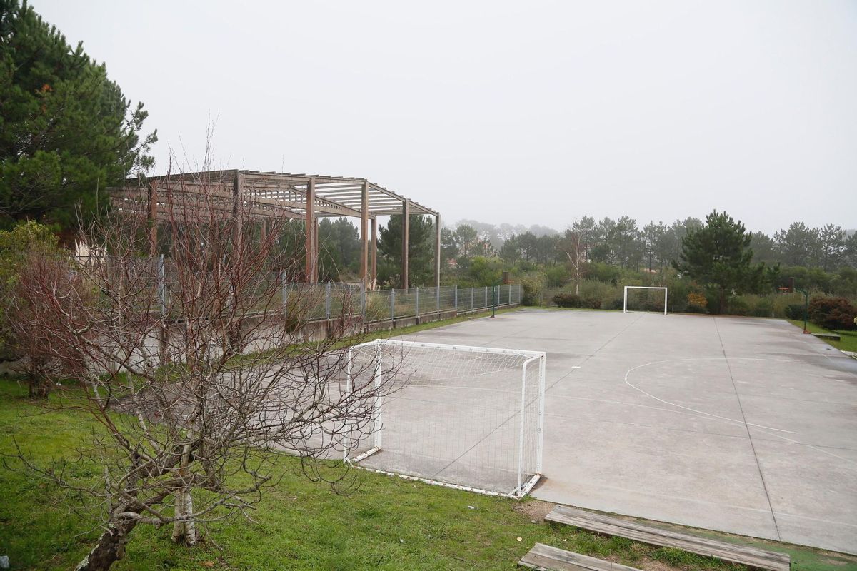 El esqueleto de hormigón se había levantado al lado del recinto del IES As Bizocas.