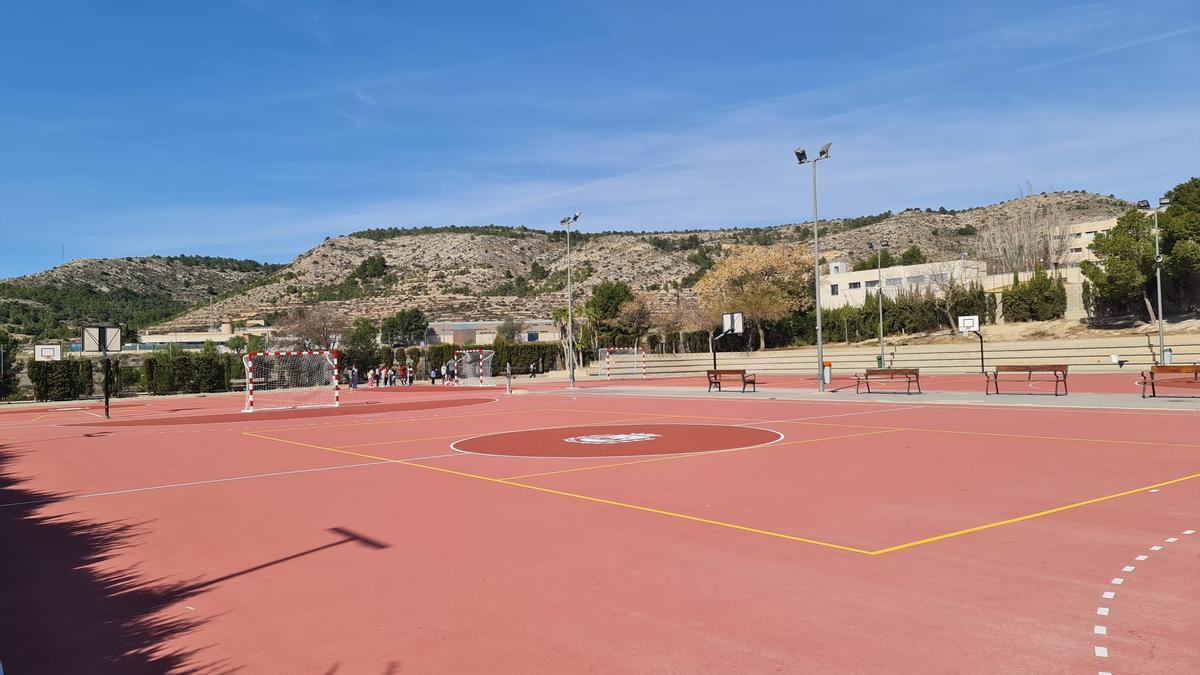 Estado del patio del colegio Santo Negro de Elda tras las obras de renovación.