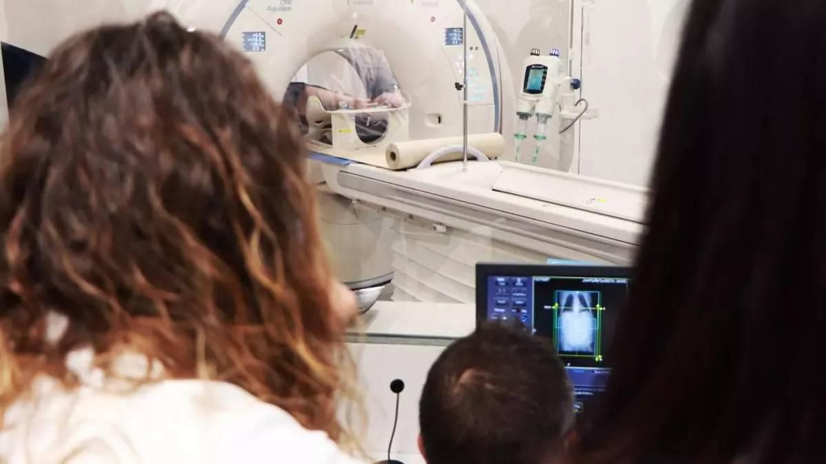 Un pacient se sotmet a una prova dins d'un equip de ressonància magnètica