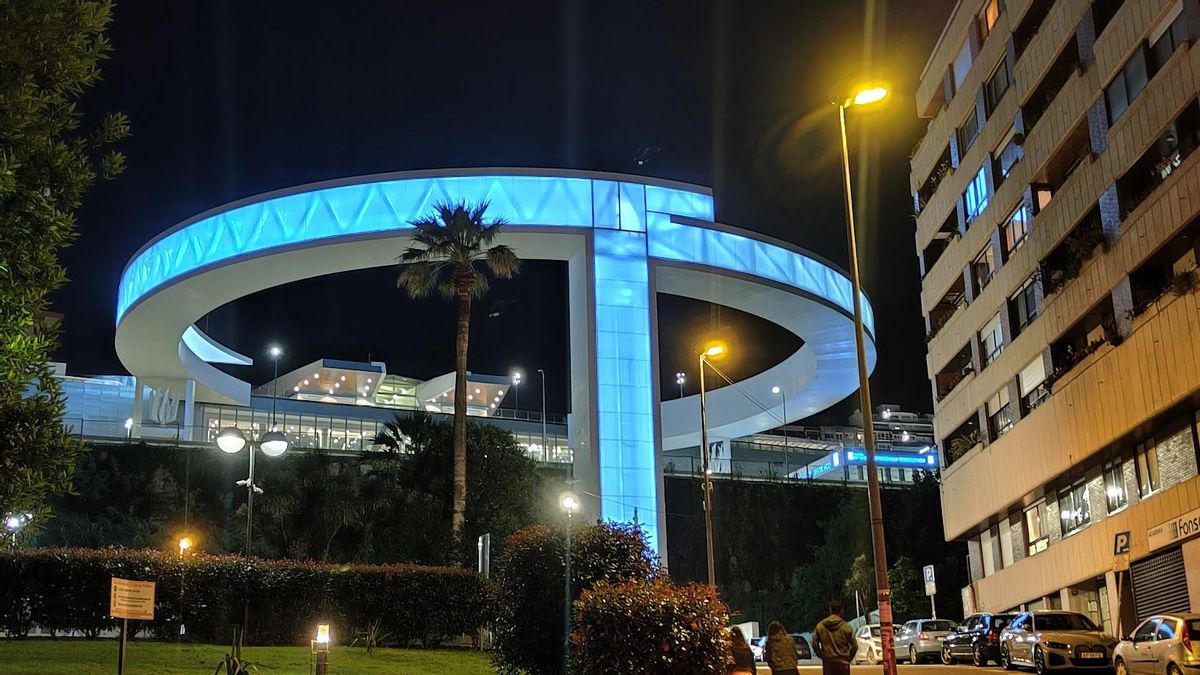 Ascensor Halo iluminado con el azul celeste para animar al Celta