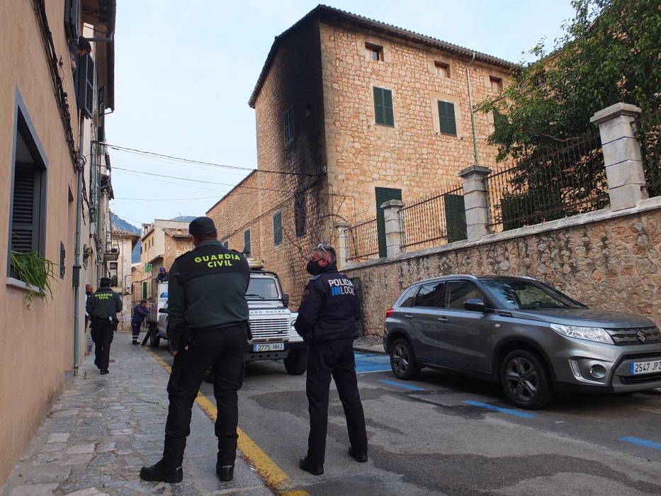 Un incendio destruye nueve motos y un coche en el centro de Sóller