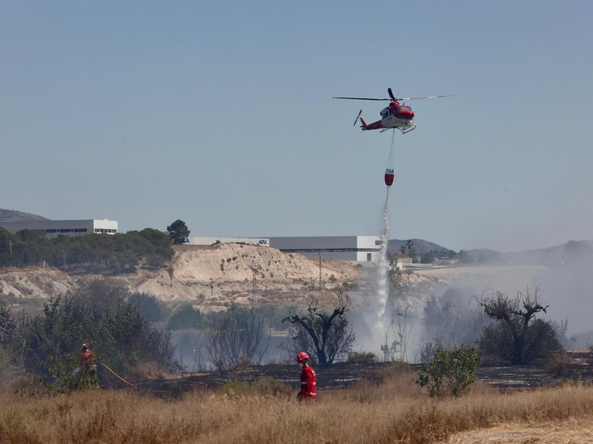 Las imágenes del incendio declarado en el cauce del río Vinalopó en pleno casco urbano de Sax Las imágenes del incendio declarado en el cauce del río Vinalopó en pleno casco urbano de Sax