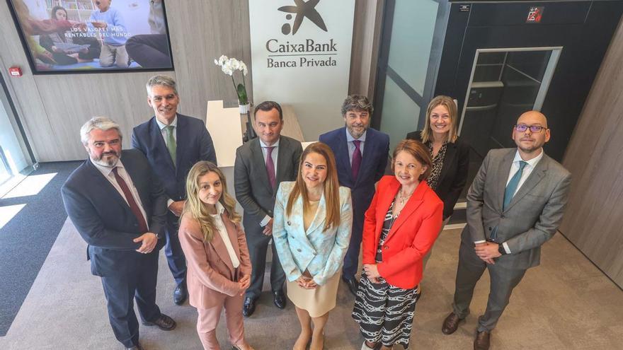 Integrantes del equipo de asesores de la oficina de Banca Privada de CaixaBank, en la inauguración del establecimiento.