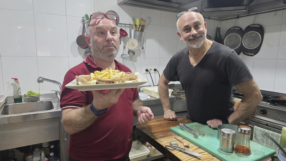 Javier Rodríguez y José Carlos Justo celebran 14 años de matrimonio y 25 de pareja al frente del bar Xuntanza en Vilagarcía