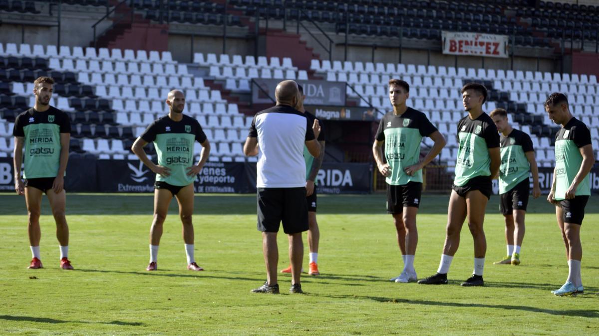 Jugadores del Mérida durante un entrenamiento de esta semana.