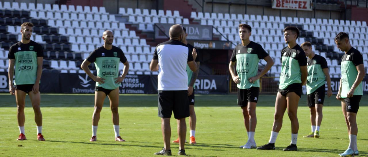 Jugadores del Mérida durante un entrenamiento de esta semana.