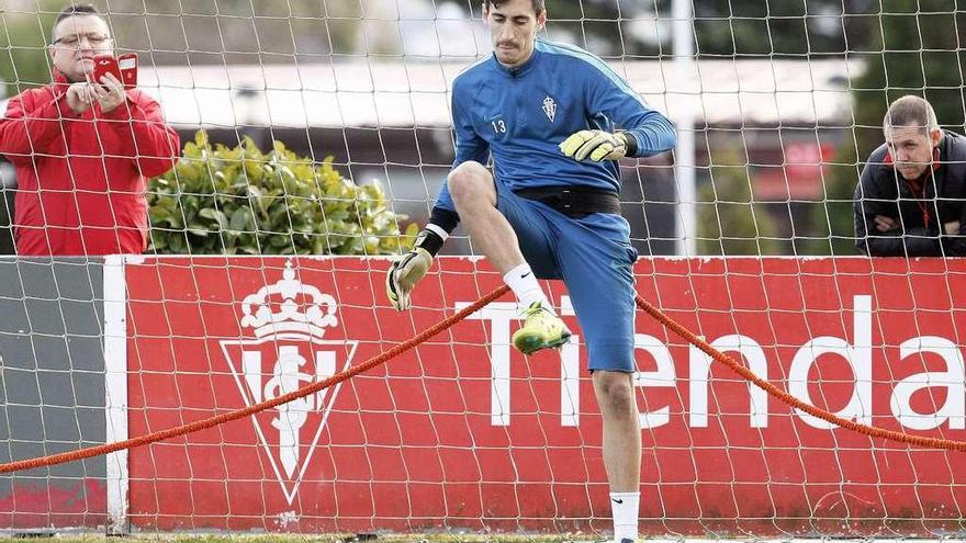 Mariño realiza un ejercicio durante un entrenamiento del Sporting.