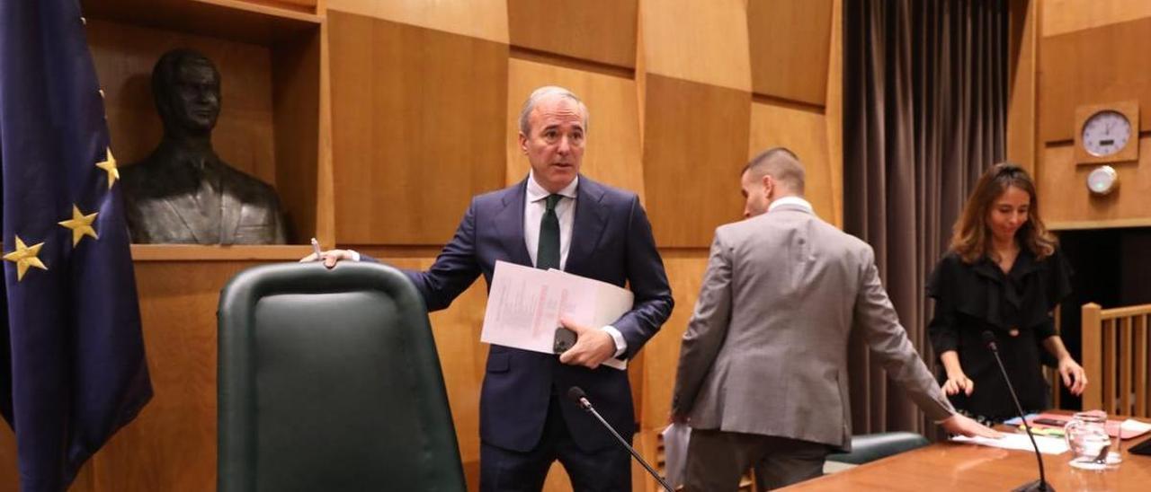 El alcalde de Zaragoza, Jorge Azcón, minutos antes de comenzar el debate sobre el estado de Zaragoza.