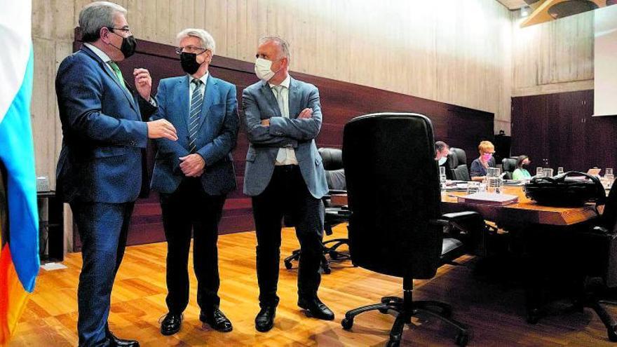 De izquierda a derecha Román Rodríguez, Julio Pérez y Ángel Víctor Torres ayer en los prolegómenos del Consejo de Gobierno.
