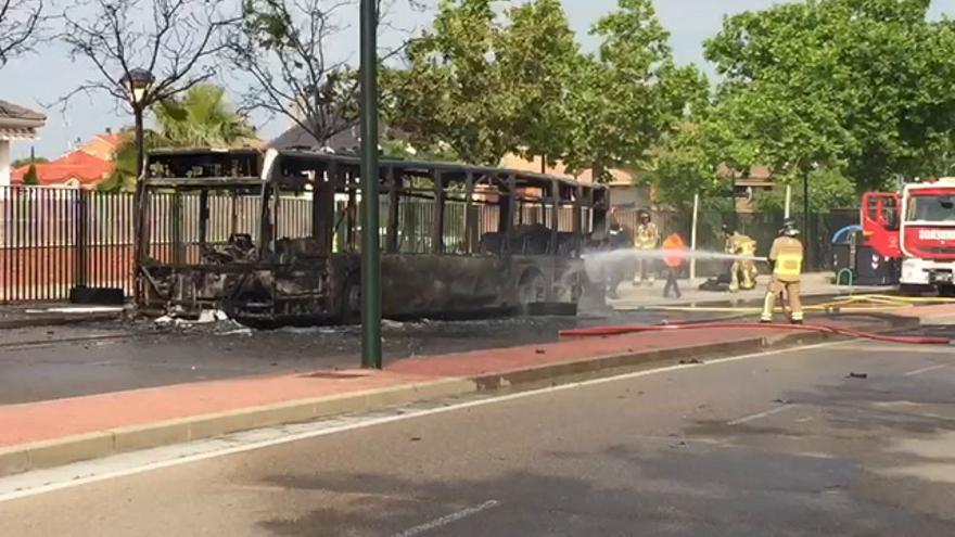 Incendio de un autobús en Montecanal