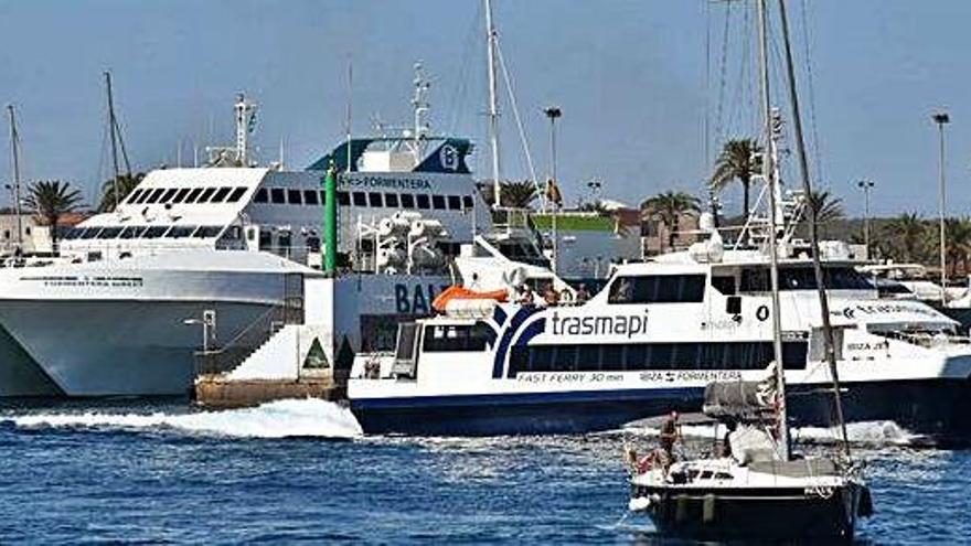 Dos barcos de línea zarpan del puerto de la Savina hacia el de Ibiza el pasado mes de octubre.