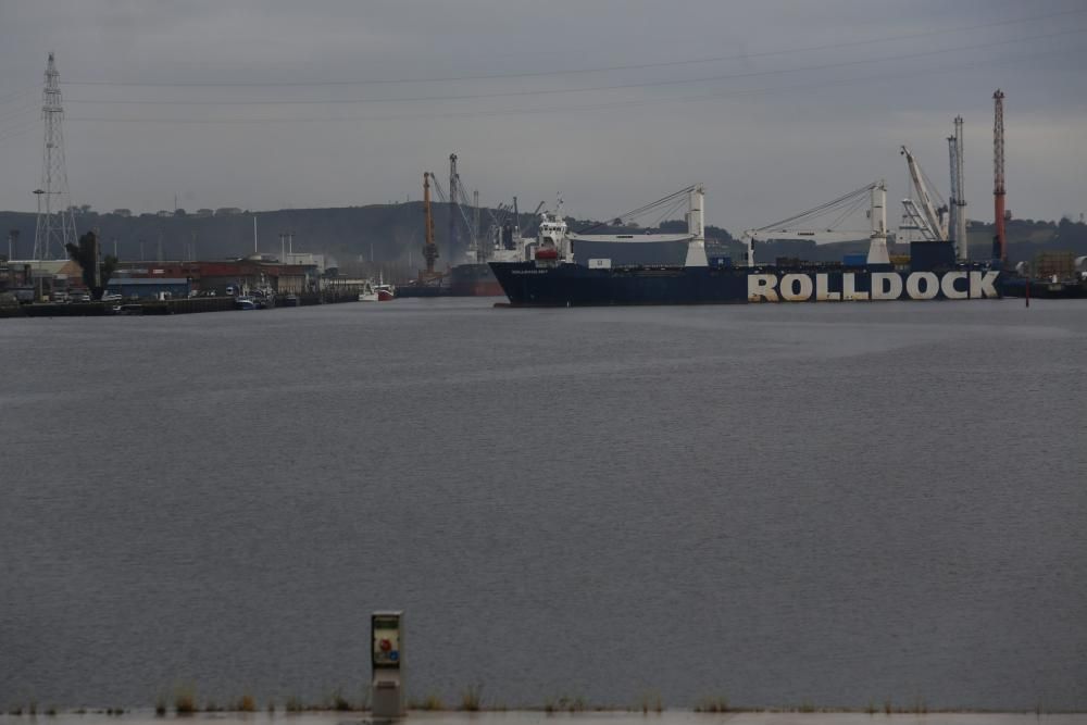 La espectacular carga de un barco en Avilés