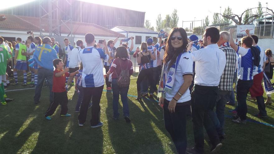 Marta Fraga, en el campo del Guijuelo celebrando cuándo el Avilés se metió en el play-off de ascenso a Segunda División . | M.F.