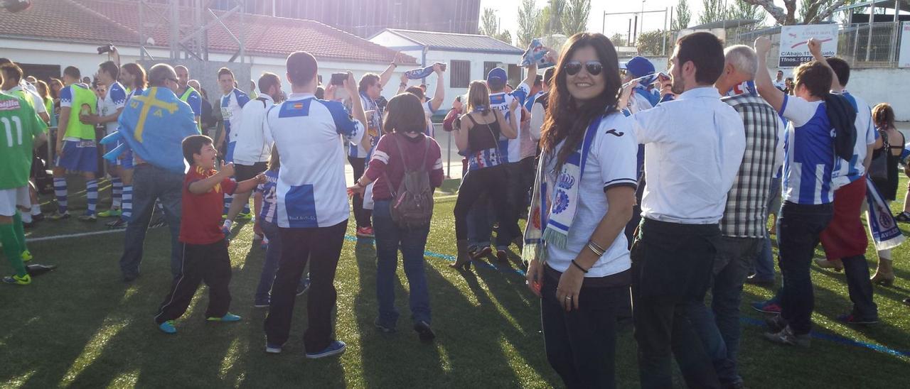 Marta Fraga, en el campo del Guijuelo celebrando cuándo el Avilés se metió en el play-off de ascenso a Segunda División . | M.F.