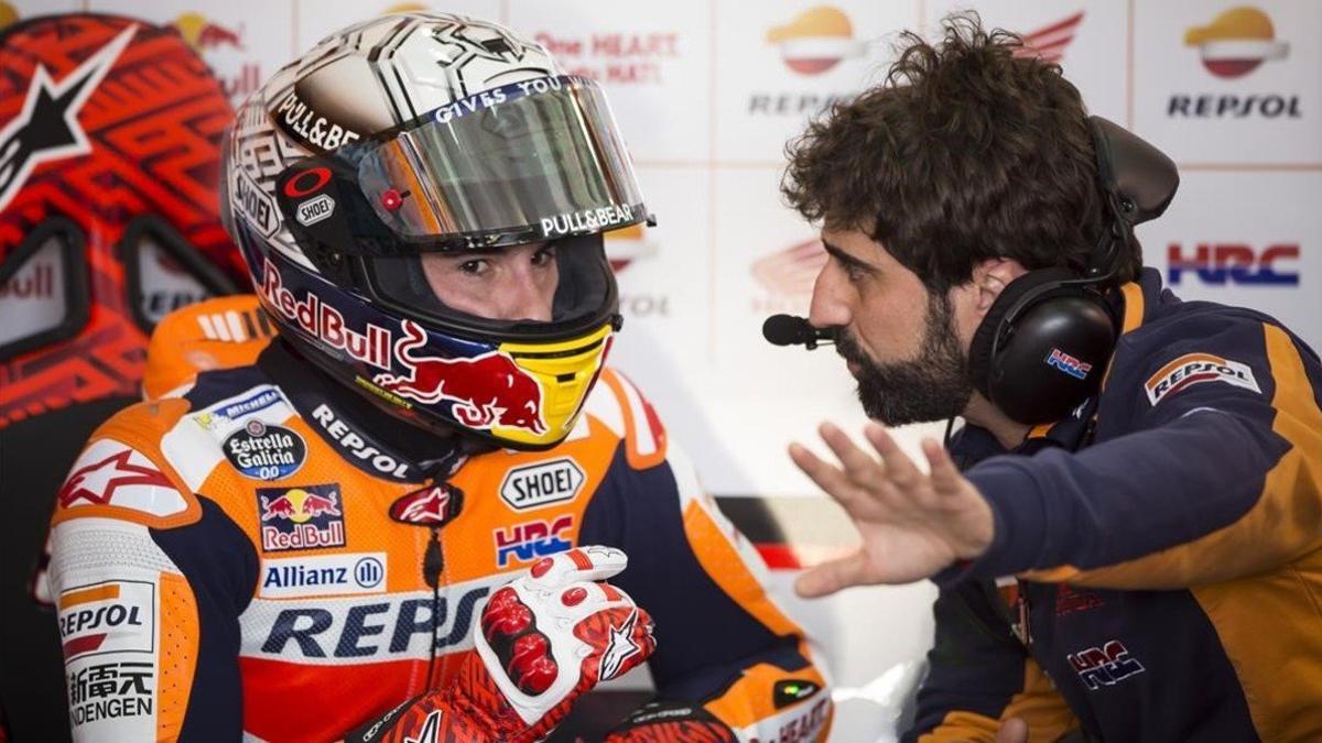 Santi Hernández, ingeniero de Marc Márquez, dialoga, en el box de Repsol-Honda, con el tricampeón catalán de MotoGP en Cheste (Valencia).