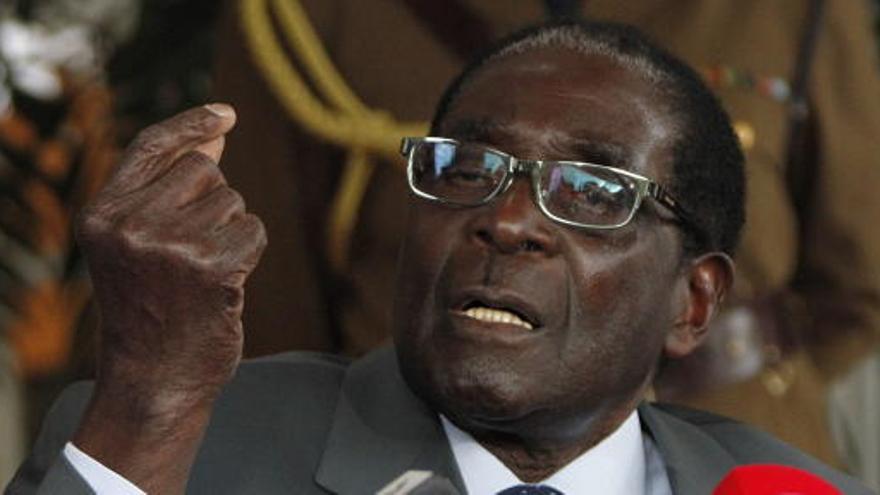 Robert Mugabe lleva 33 años al frente del país africano.