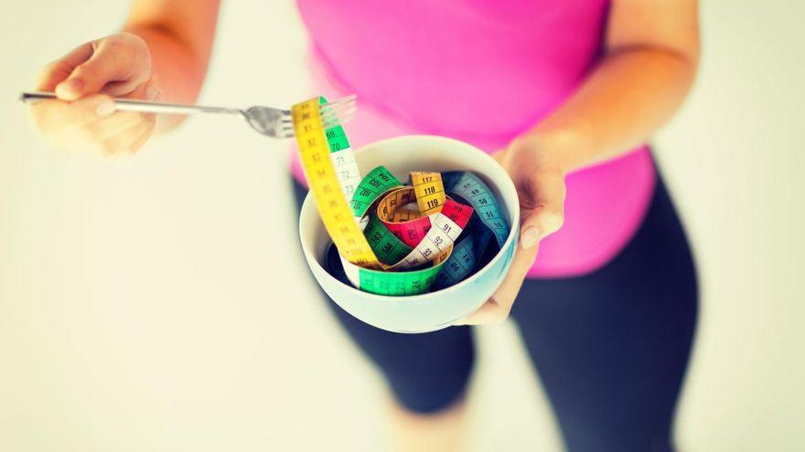 El ejercicio que arrasa en las redes y que debes hacer para perder peso y restar calorías sin pasar hambre