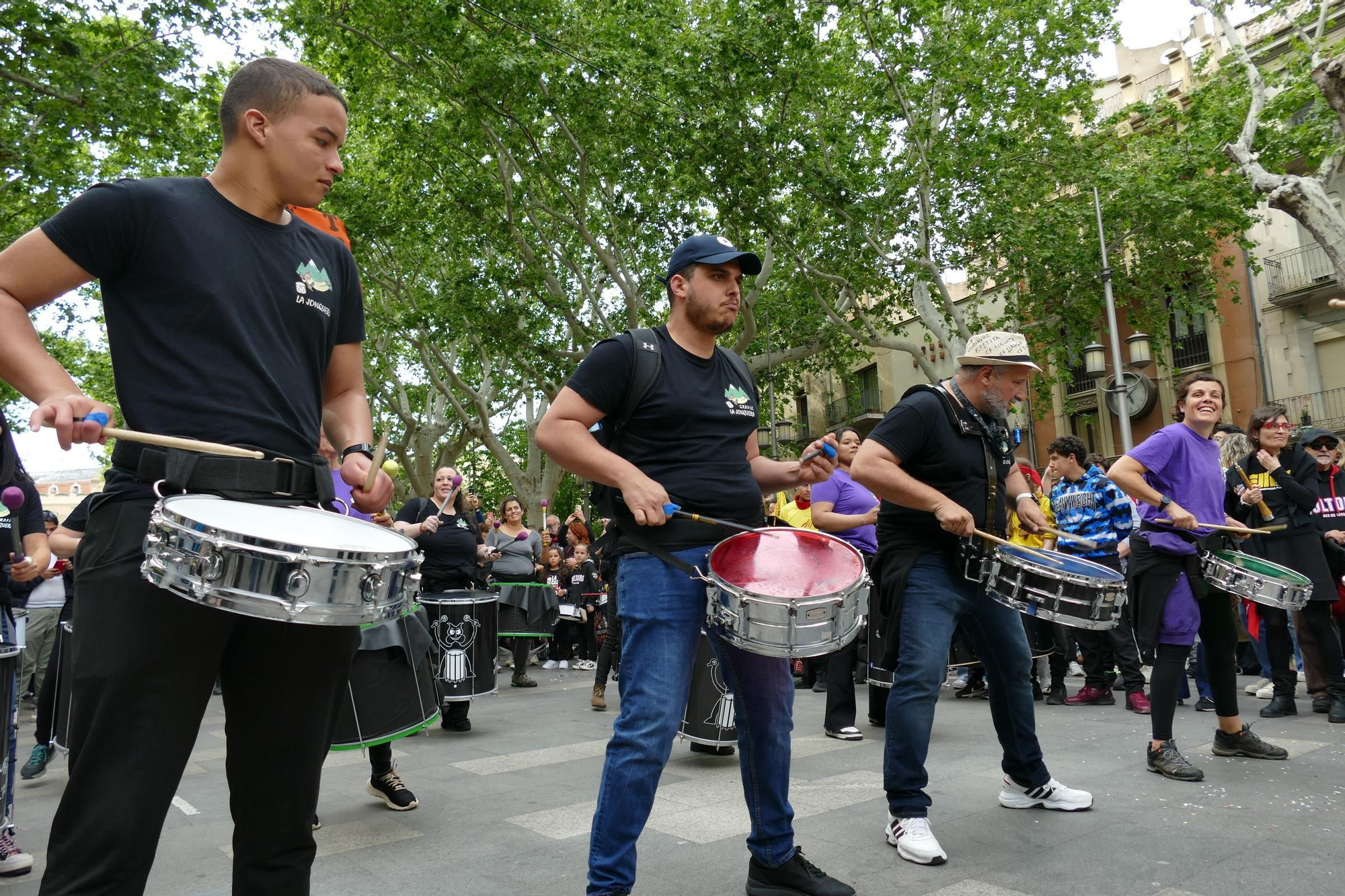 Figueres ressona amb una gran batucada de Santa Creu