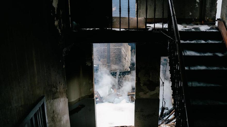 La oposición en Ourense critica al gobierno de Jácome por el abandono de la antigua Casa de Baños y lo insta a restaurar el edificio tras el destructivo incendio