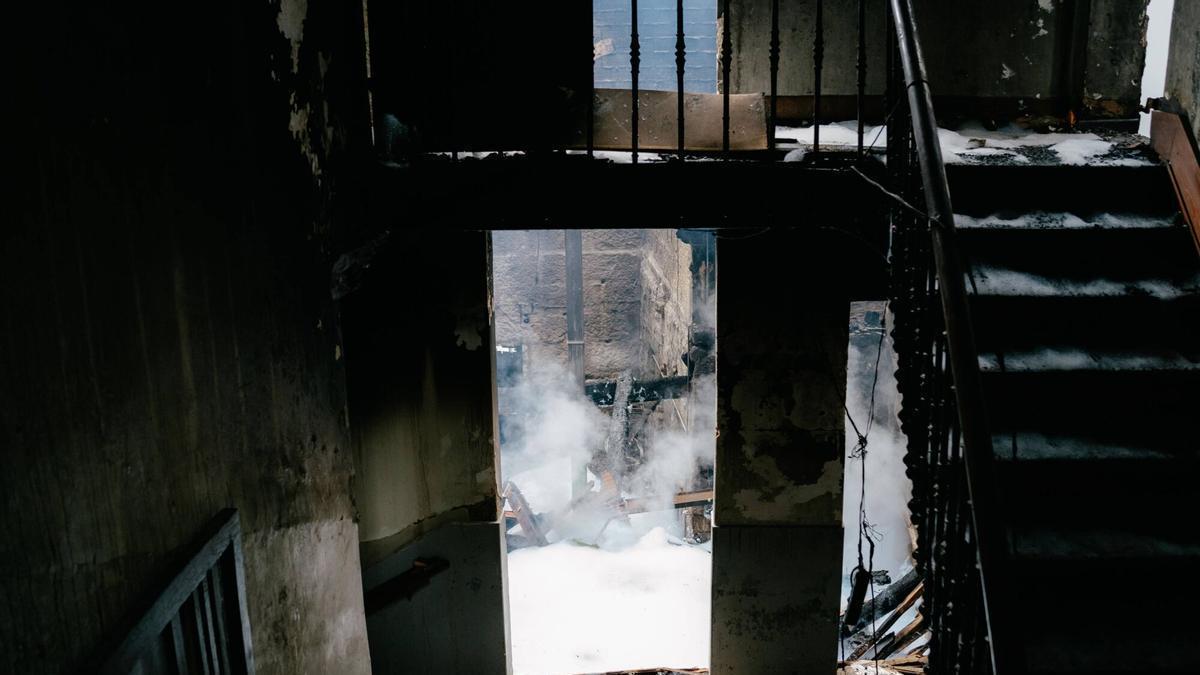 El estado de destrucción en el que ha quedado el interior de la antigua Casa de Baños.