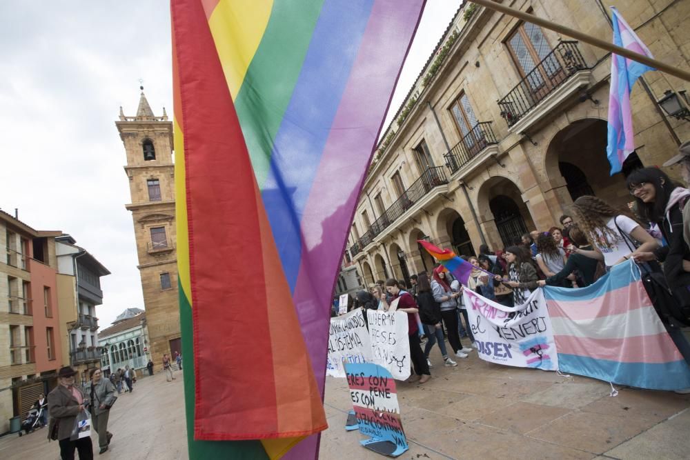 Manifestación en Oviedo contra el autobús de "HazteOir"