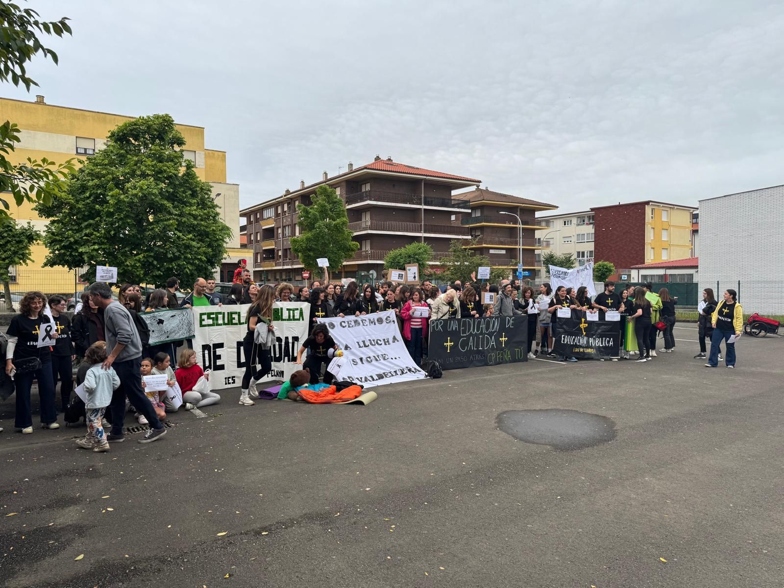Encierro de docentes en el instituto de Llanes
