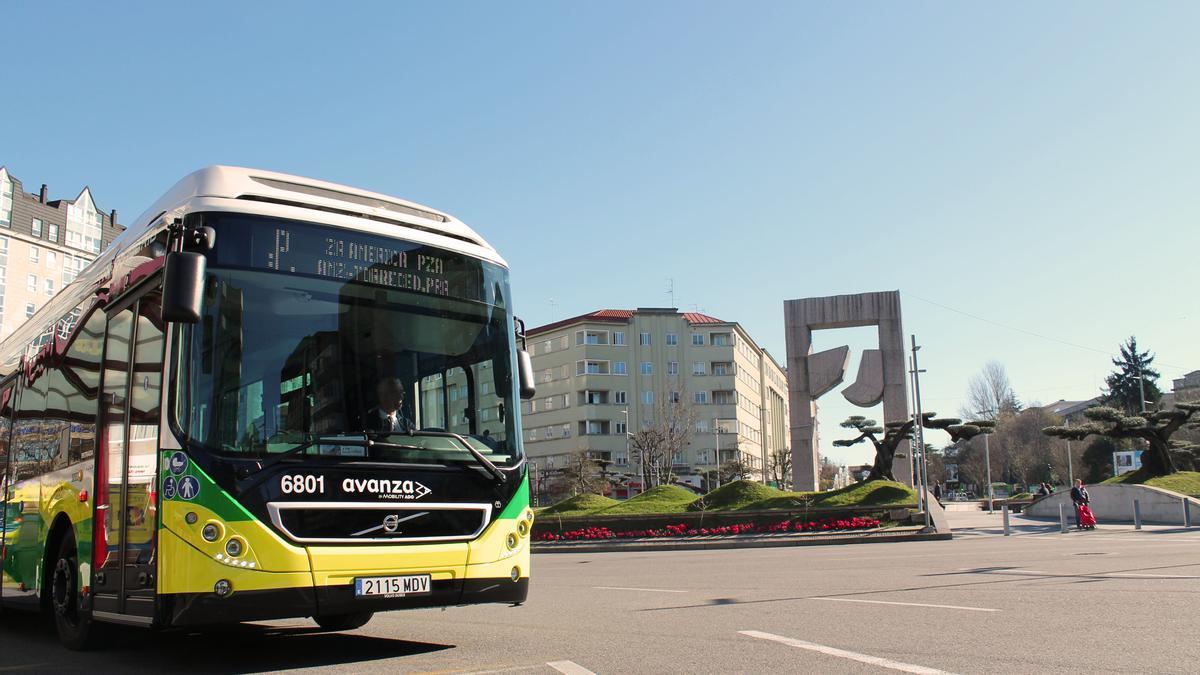 Un autobús de Vitrasa circula por la Praza de América.