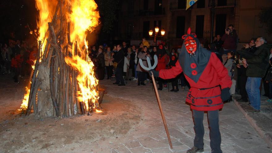 Los demonios de la Revetla d´Inca ejecutan su baile tradicional al son del ´corro de diablos´.