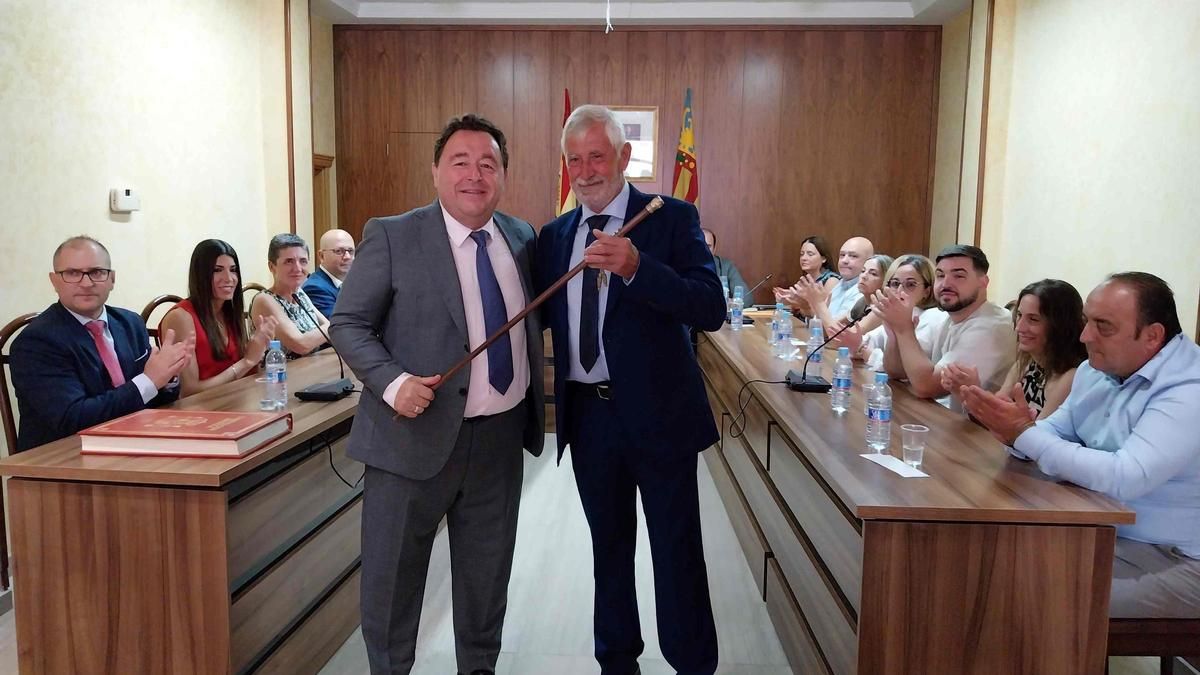 Ismael Corell entrega el bastón de mando a Paco Ricau.