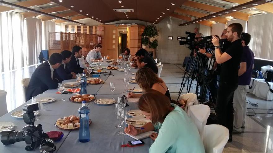 Miguel Sánchez, durante el desayuno informativo ofrecido este jueves para hablar de la reunión con Mariano Rajoy del presidente regional