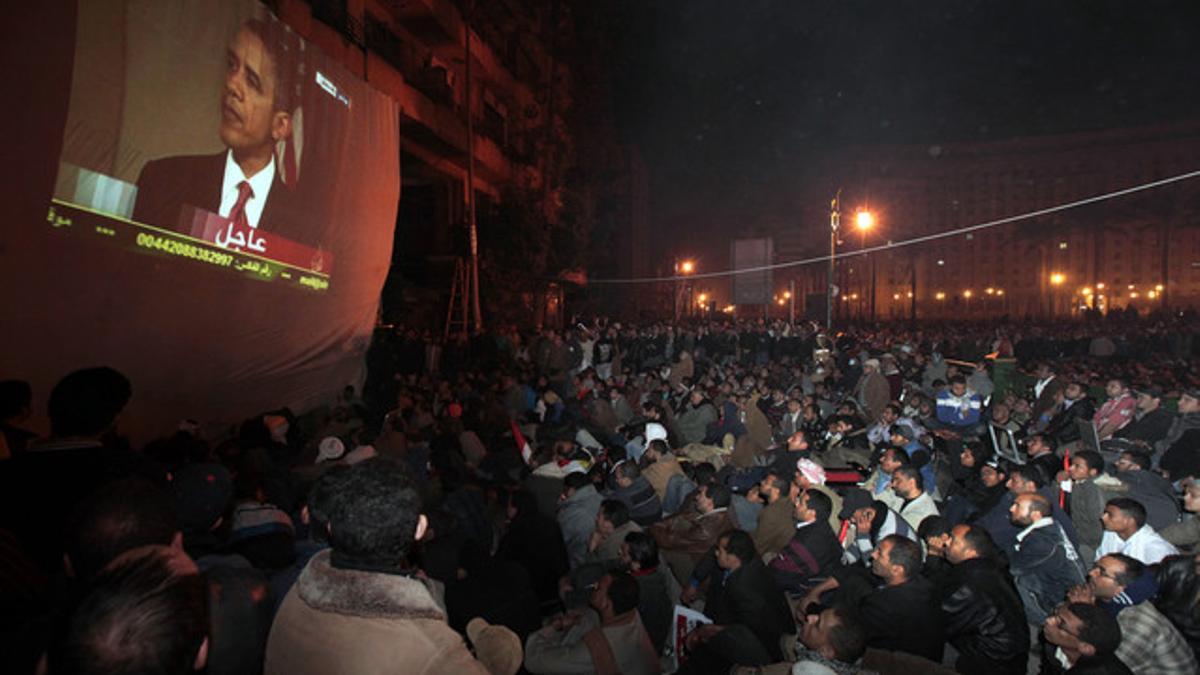 Miles de egipcios siguen el discurso televisado del presidente Barack Obama, la madrugada del miércoles en la plaza Tahrir, en El Cairo.