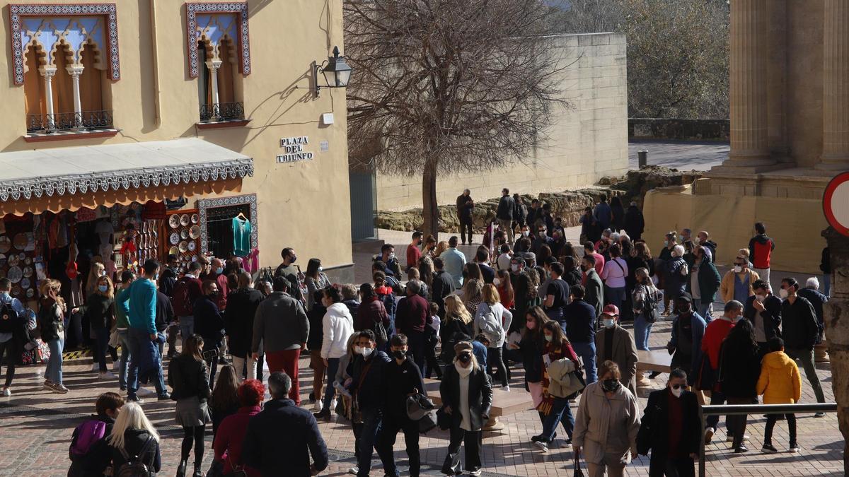 Turistas en la Puerta del Puente.