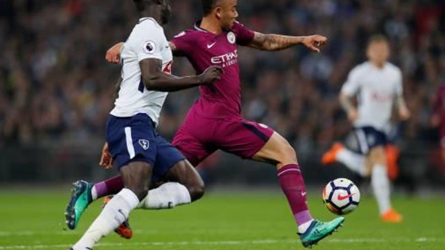 Gabriel Jesus, en el moment de rematar per anotar el primer gol