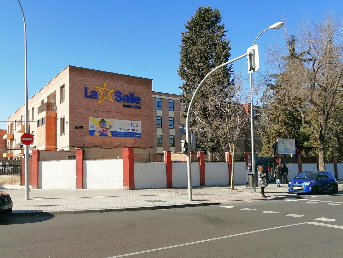 Esta es la fachada principal del colegio.