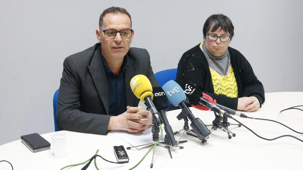 Imatge dels dos regidors del PSC de Ripoll, en una atenció als mitjans.