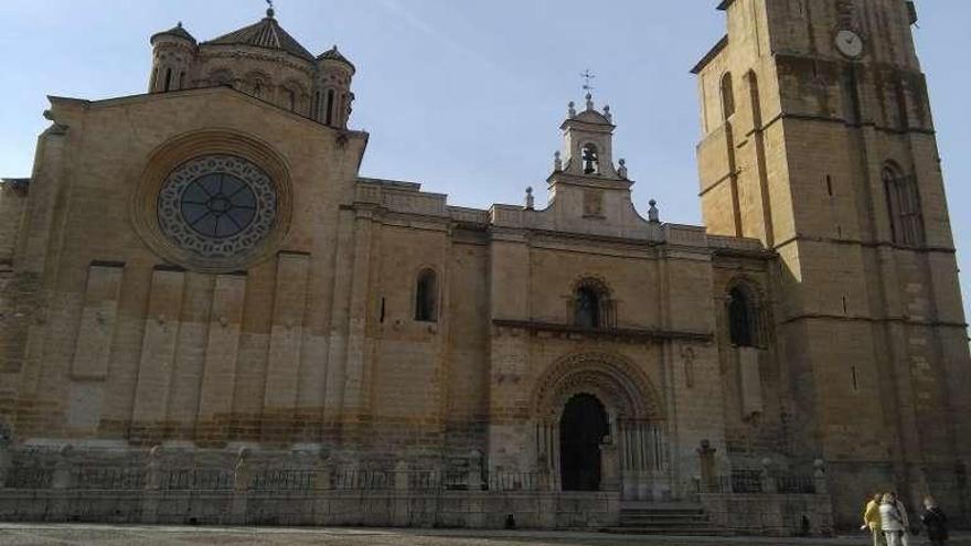 Un grupo de turistas admira la Colegiata de Toro.