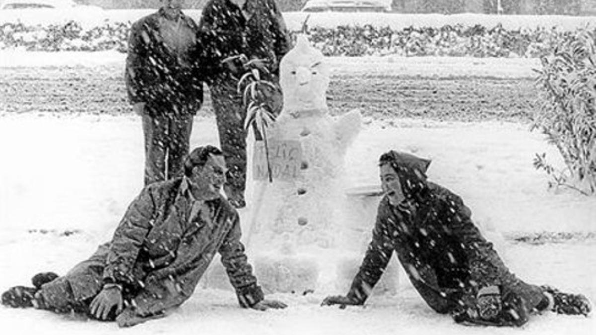 La plaza de Catalunya cubierta de nieve el día de Navidad de 1962.