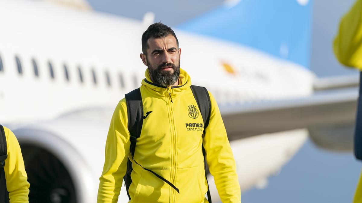 El zaguero amarillo Raúl Albiol tras bajar del avión en el aeropuerto de Liverpool.