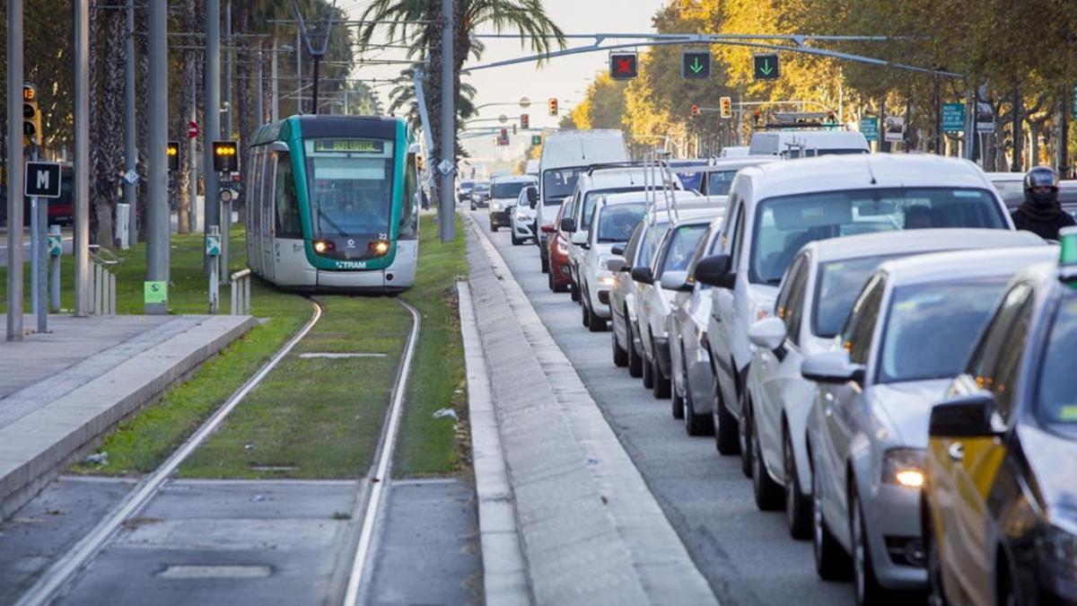 El tranvia de Barcelona a su paso por la Diagonal.