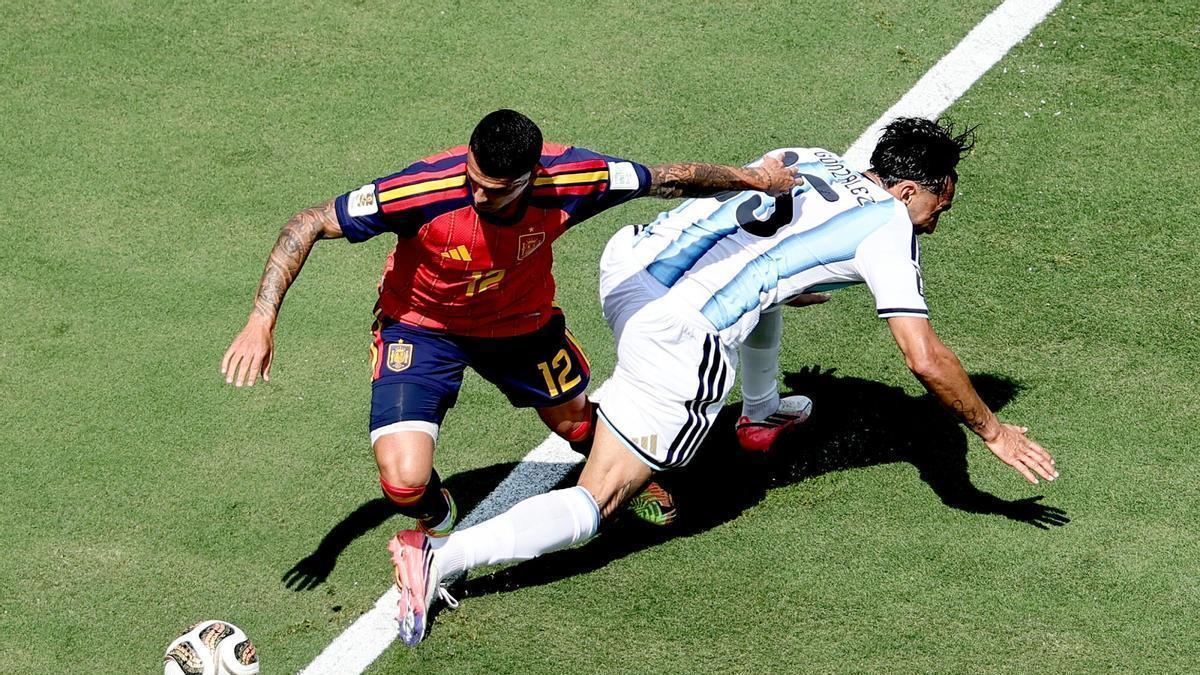 ESPAÑA – ARGENTINA | La peor cara de la final del Mundial: «El césped es una vergüenza. Indigno de un partido así»
