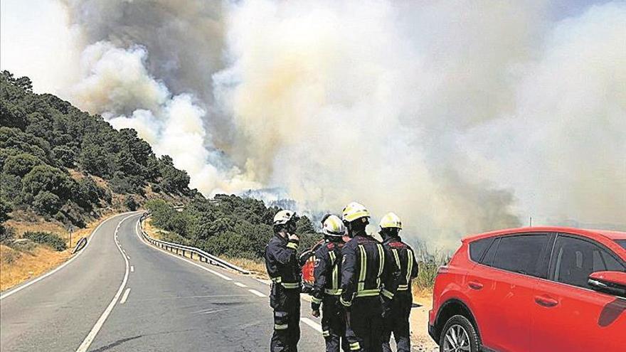 El viento no permite controlar el incendio de Toledo y Madrid