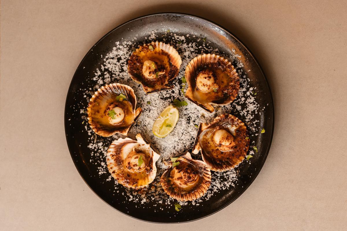 Uno de los platos de Aiyanna Ibiza, el restaurante de Cala Nova que propone una carta vibrante y sofisticada.
