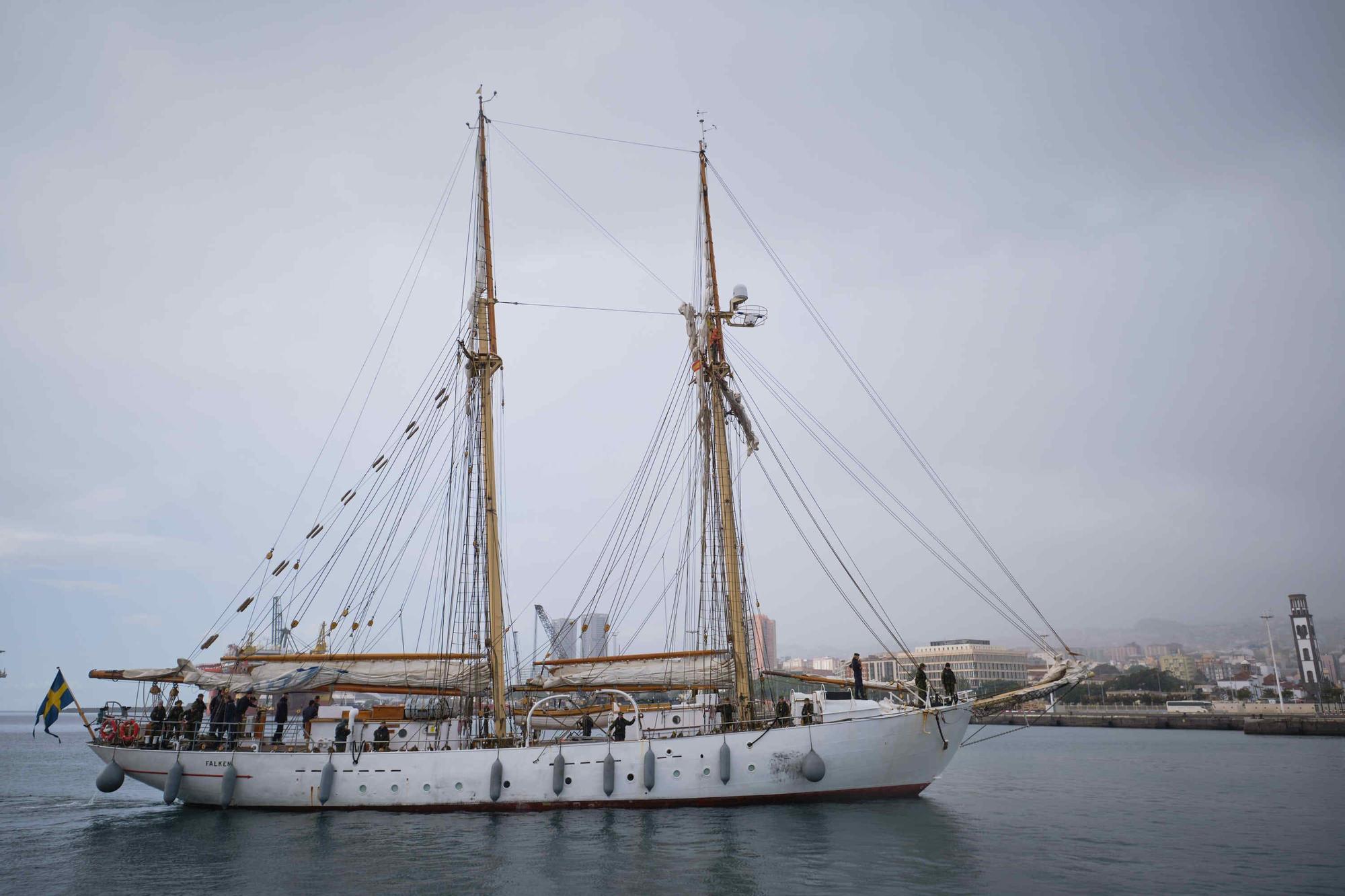 Buque escuela Falken, en el Puerto de Santa Cruz.