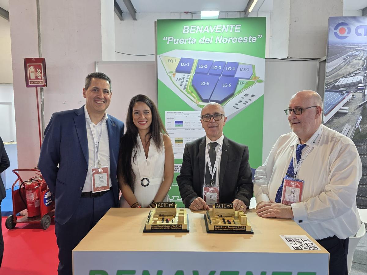 Fernando Pérez Aguado, Sara Hernández, el tamién galardonado Javier Pérez, y el presidente de ACTE, Ramón Vázquez, en el stand benaventano del Puerta del Noroeste.