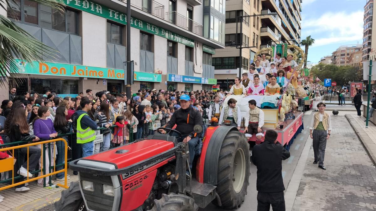 El Coso Multicolor se realiza en una parte de la avenida Rey Don Jaime