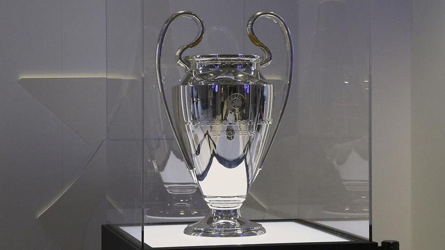 El trofeo de la Champions luce como una estrella en París