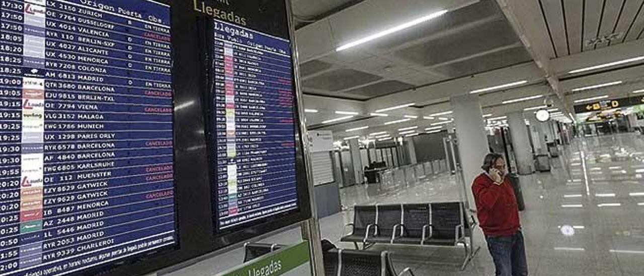 Pantallas de trÃ¡fico aÃ©reo en el aeropuerto de Son Sant Joan.